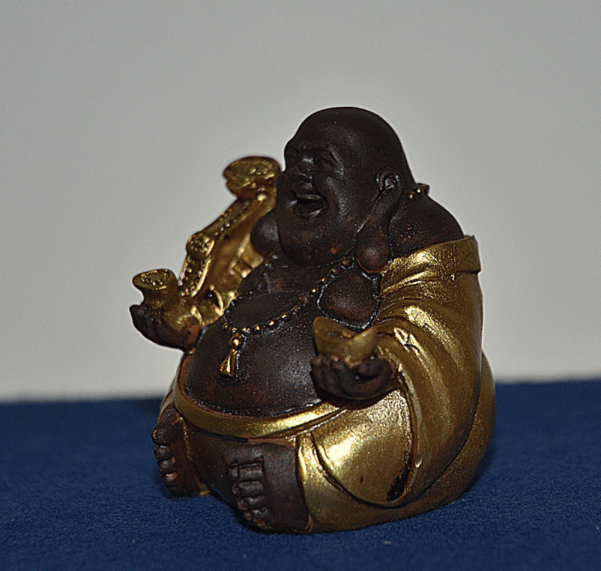 Lachender Buddha sitzend mit Topf Höhe: 4,5 cm