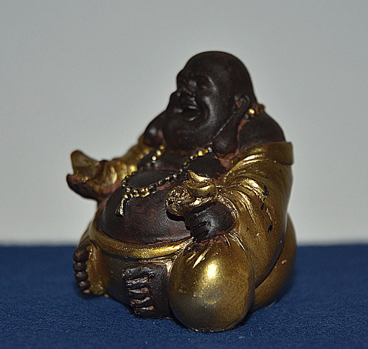 Lachender Buddha sitzend mit Geldsack Höhe: 4,5 cm