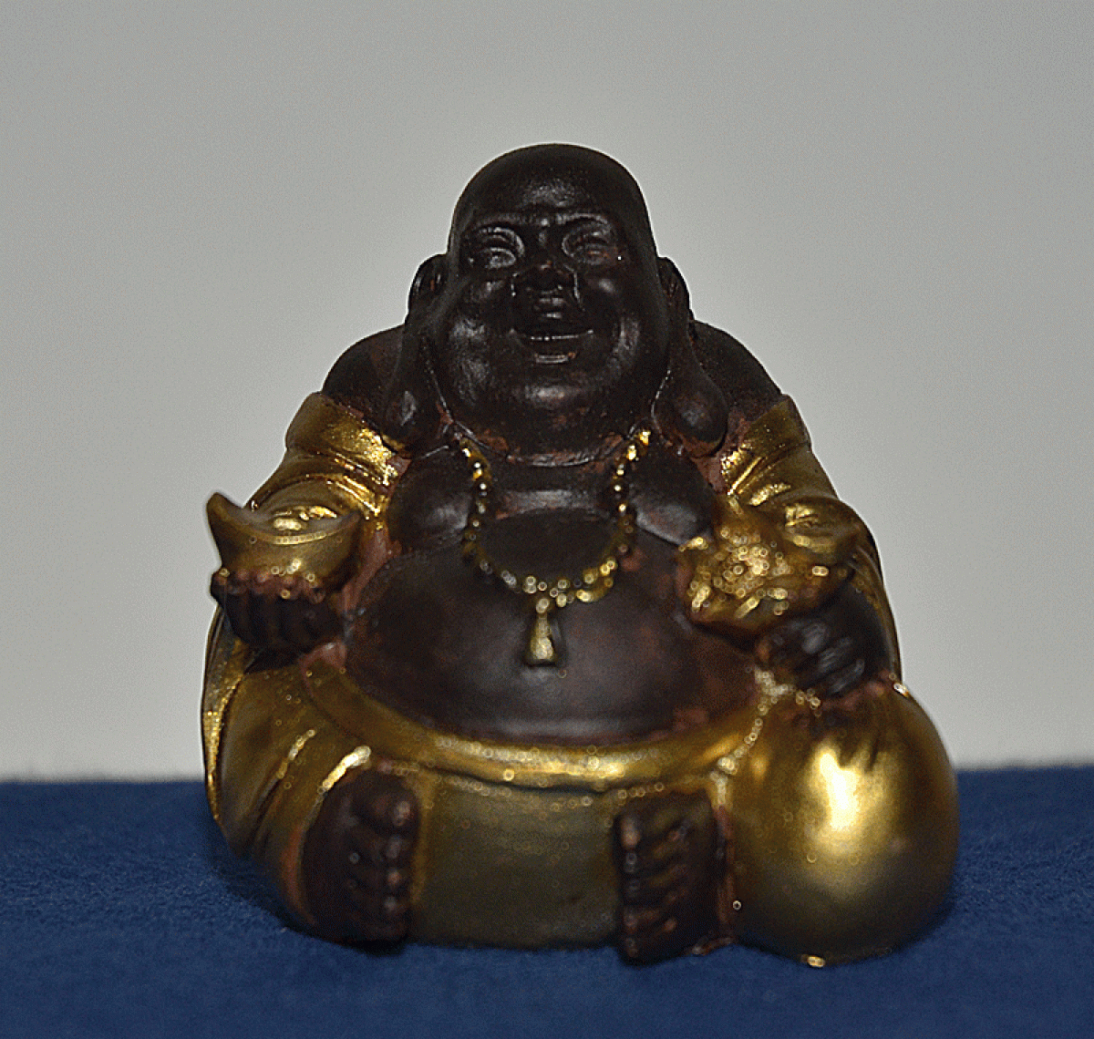 Lachender Buddha sitzend mit Geldsack Höhe: 4,5 cm