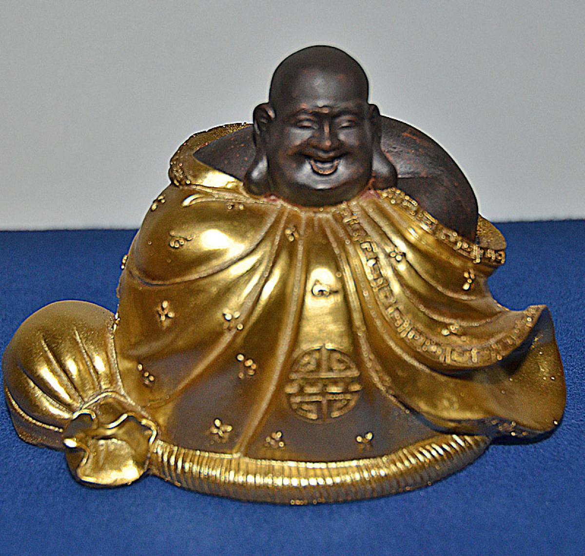 Lachender Buddha sitzend mit Geldsack Höhe: 7,5 cm