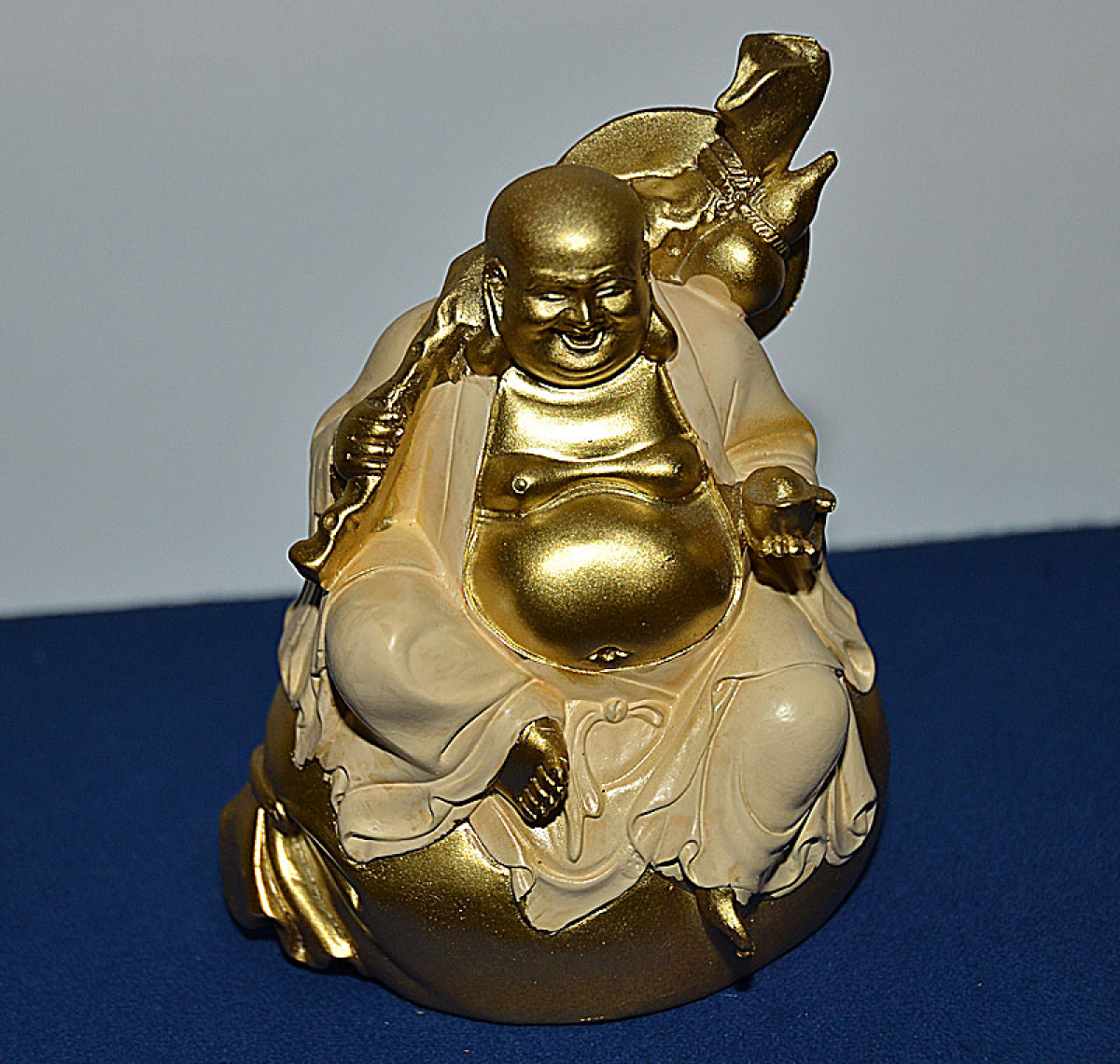 Lachender Buddha sitzend auf Geldsack (Figur 2) Höhe 10 cm