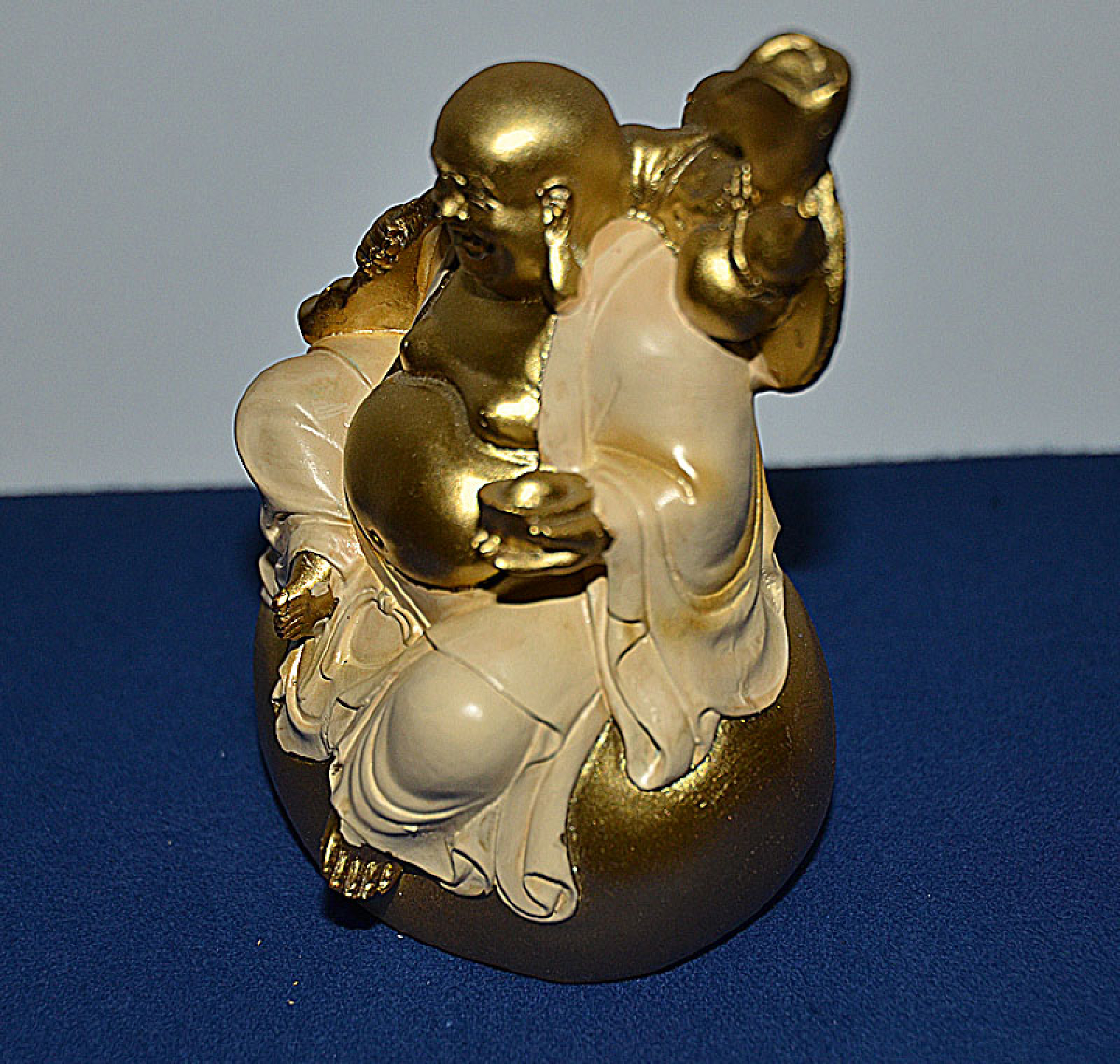 Lachender Buddha sitzend auf Geldsack (Figur 3) Höhe 10 cm